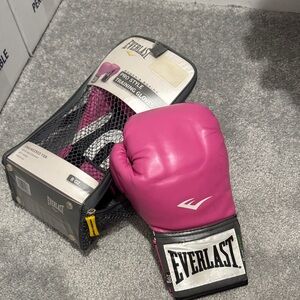 Everlast Fuchsia Training Gloves